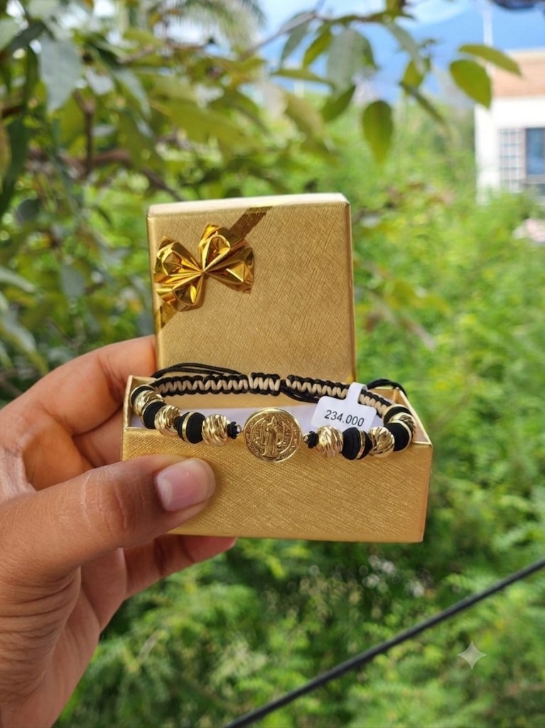 Pulsera San benito tejido macrame 2 colores (negro y dorado) balines diamantados #8 y balines neopreoro #8 (Oro Laminado 18K)