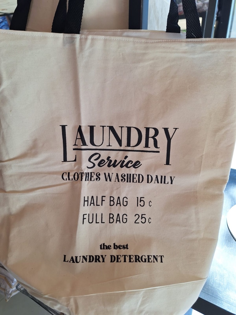 Bolso laundry room natural