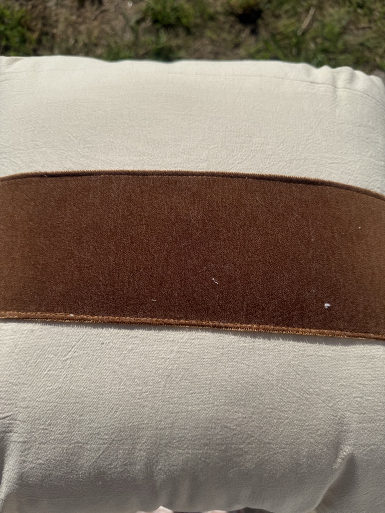 Almohadón Beige con franja pana tostado