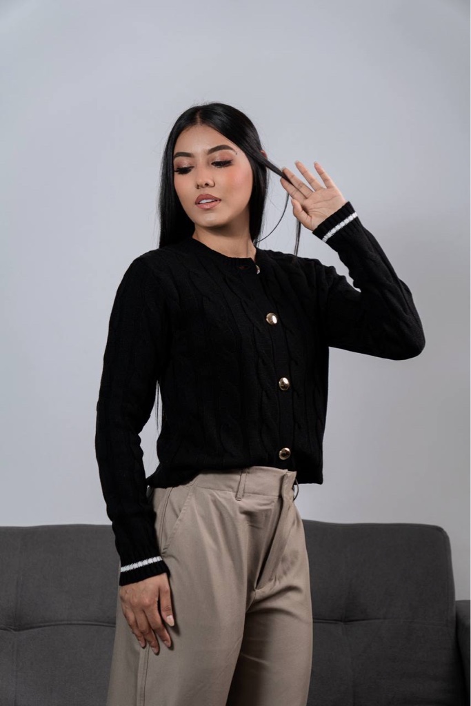 Buso de lana negro con botones dorados