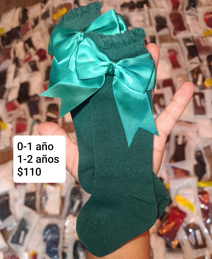 Calcetas verdes con moño