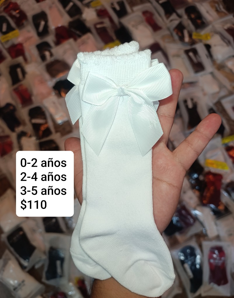 Calceta blanca con moño liso
