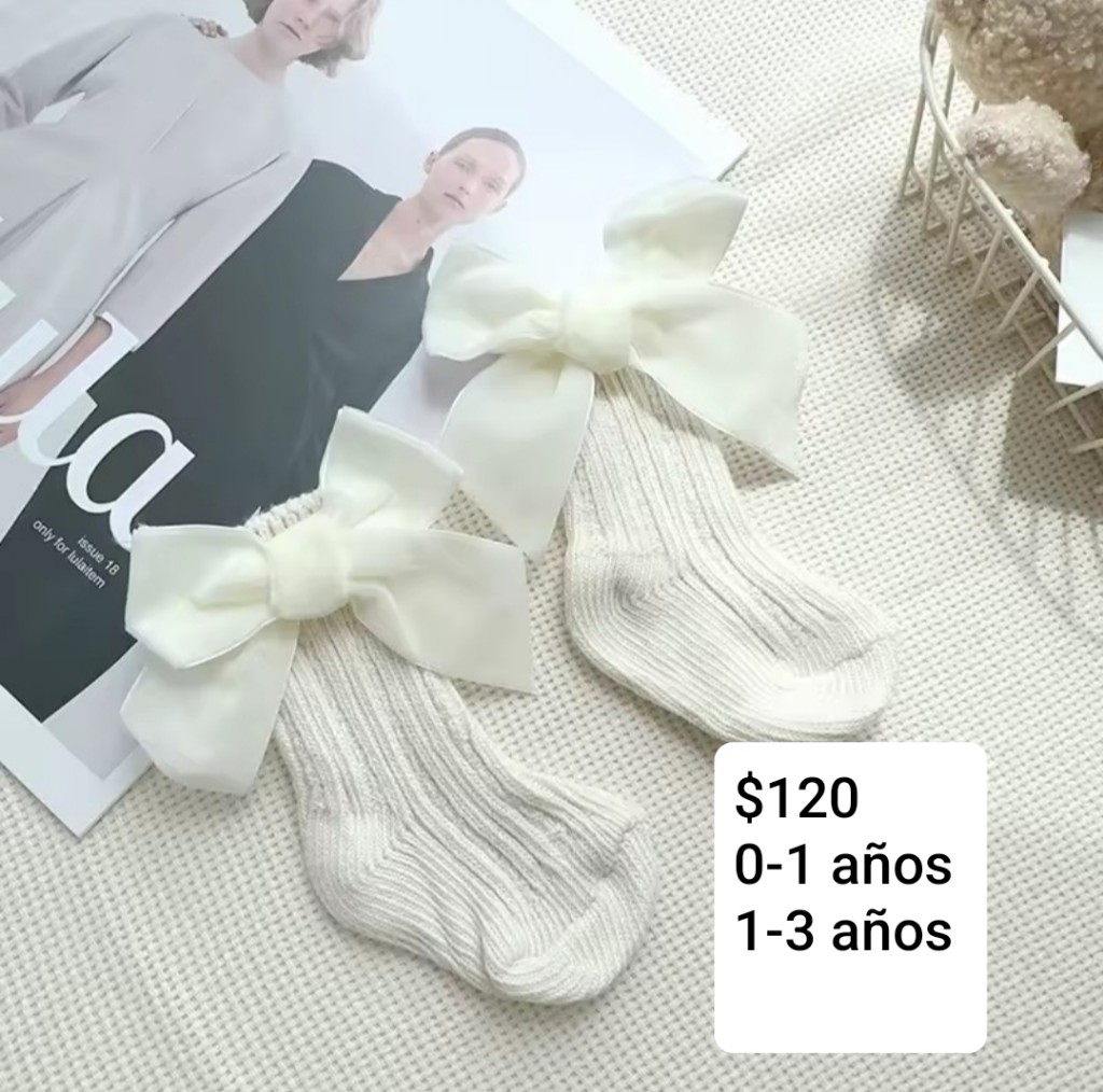 Calcetas blancas con moño