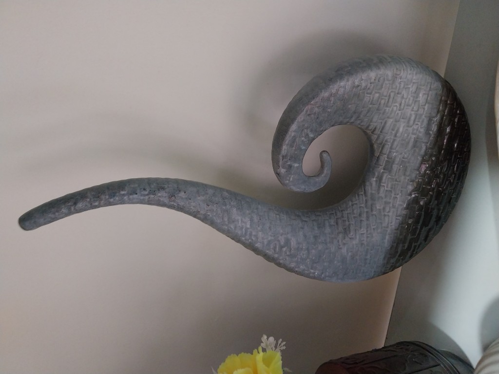Adorno  gris con un cachito gracias arriba