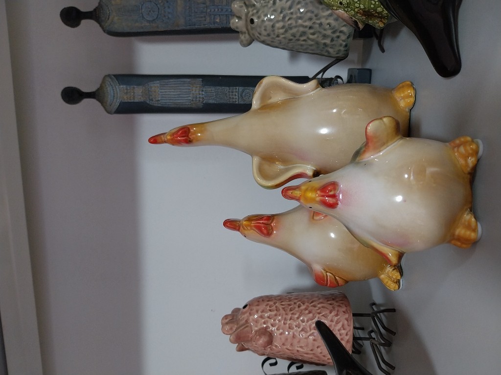 Familia de gallos mamá e hijo de ceramica