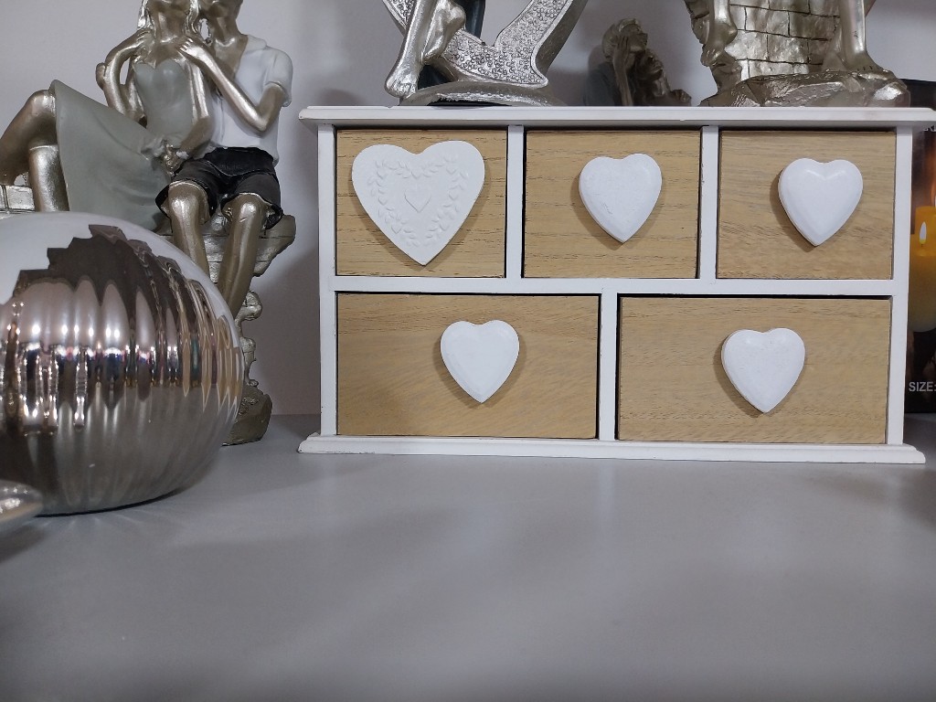 Joyero de madera con corazones