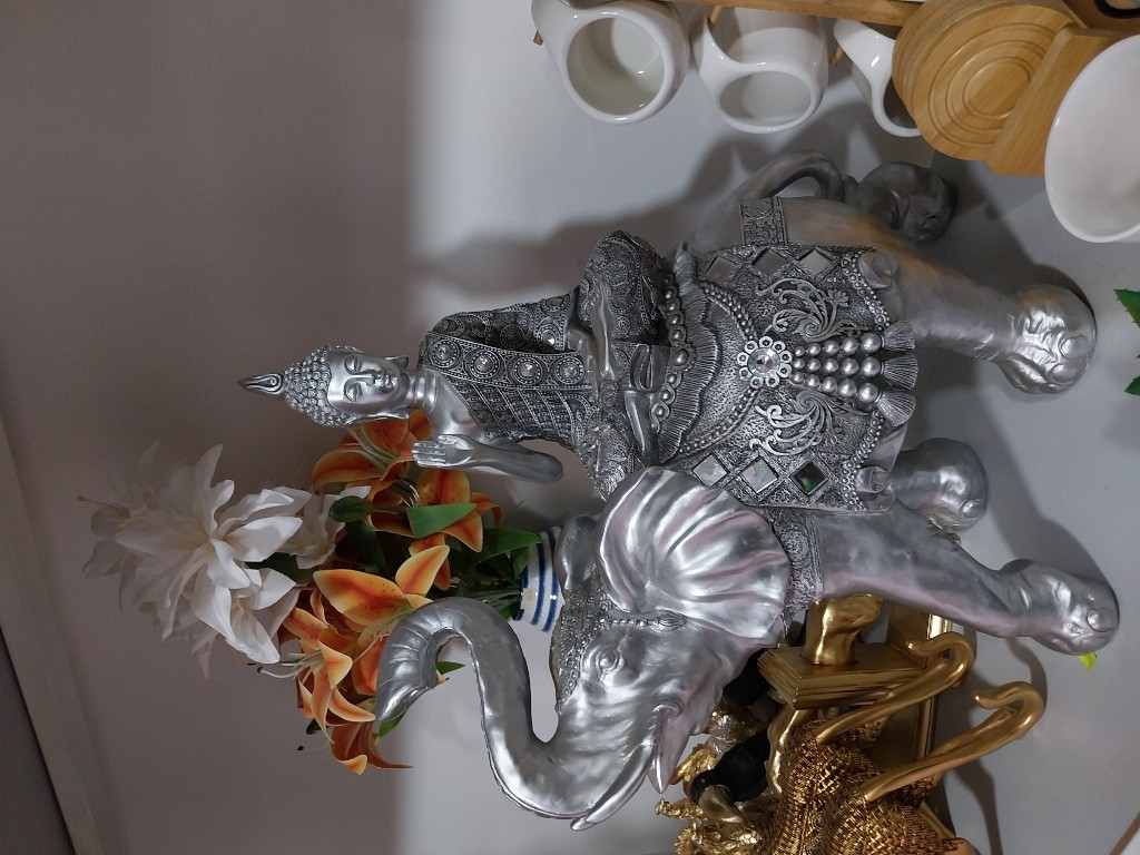 Buda plateado con elefante