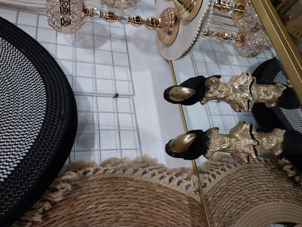 Pájaros negros  con dorados