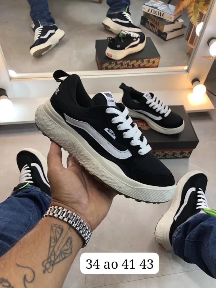 Zapatillas Vans negras con suela blanca