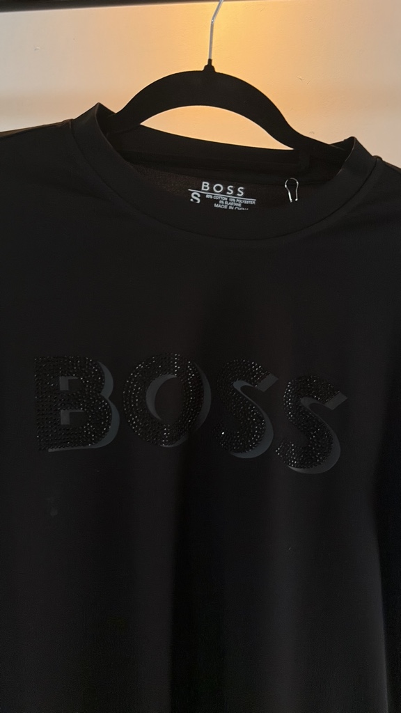 Boss (letras brillos), Negra