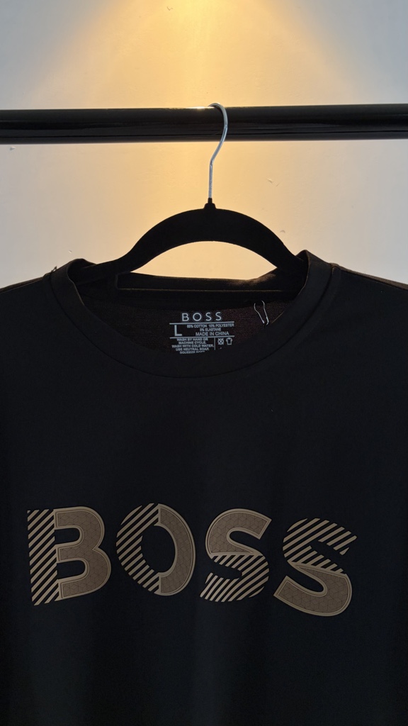 Boss (letras cafés) , Negra