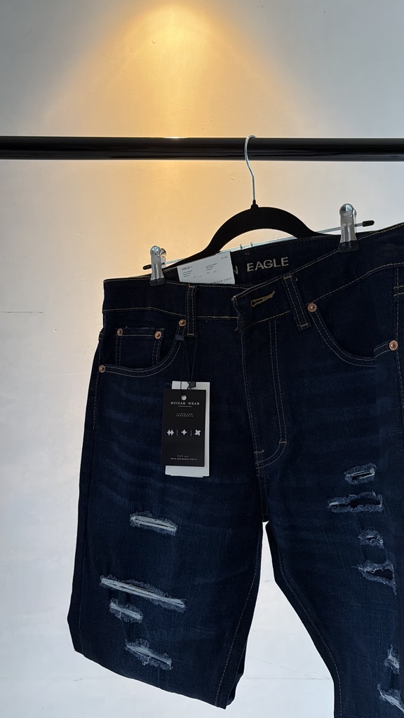 Pantalón oscuro roto