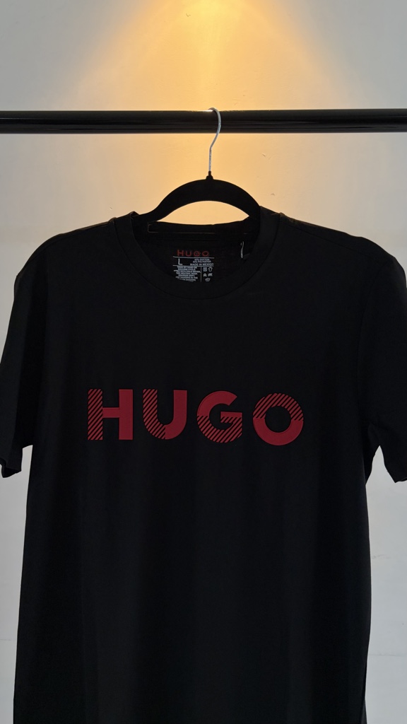 Hugo (letras rojas), Negra