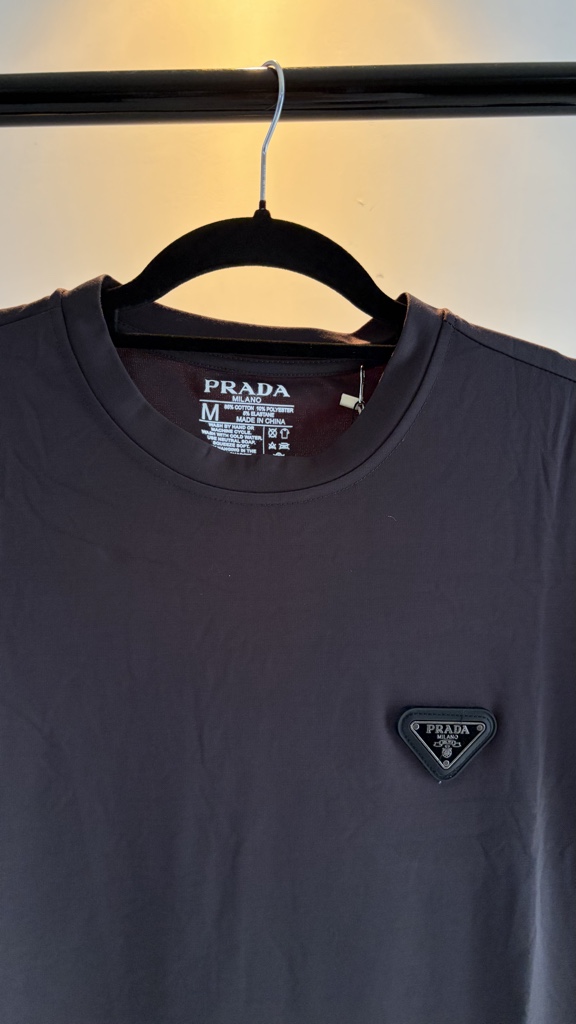 Prada, Gris
