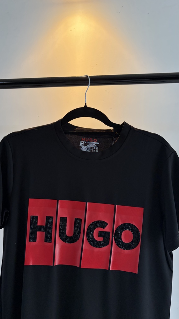 Hugo (letras brillos), Negra