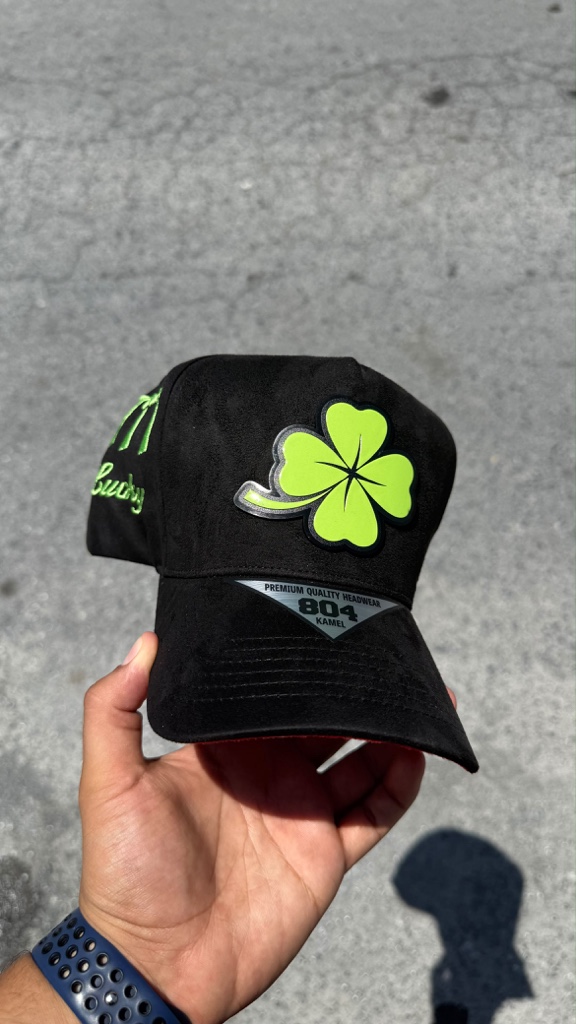 TRÉBOL PIN V GAMUZA