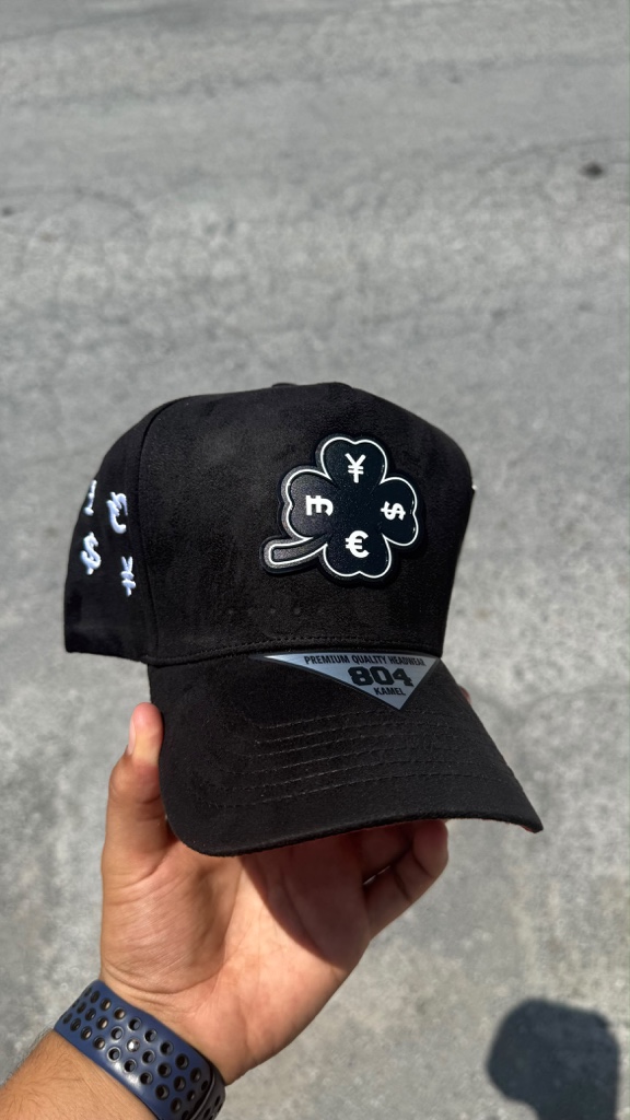 TRÉBOL PIN BLACK GAMUZA