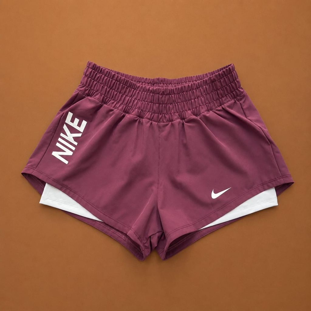 Pantaloneta Nike logo mira leche