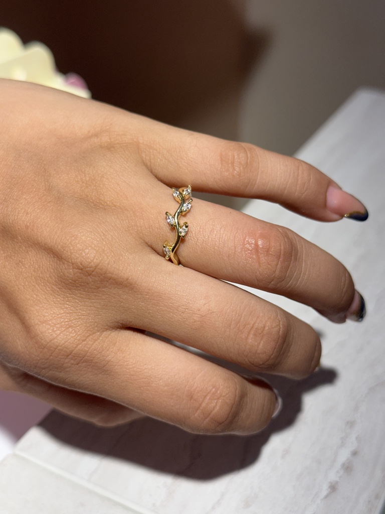 Anillo hojitas dorado con blanco
