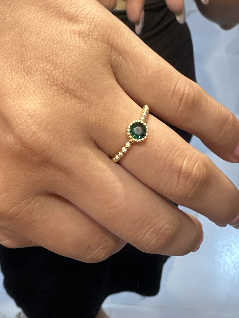 Anillo dorado circón verde