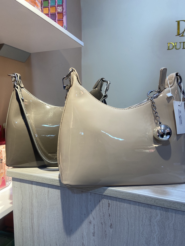 Cartera media luna charol
