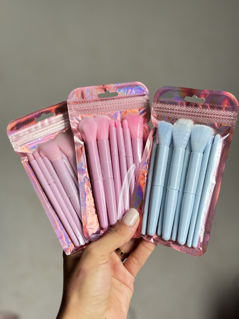 Pincéis de maquiagem coloridos