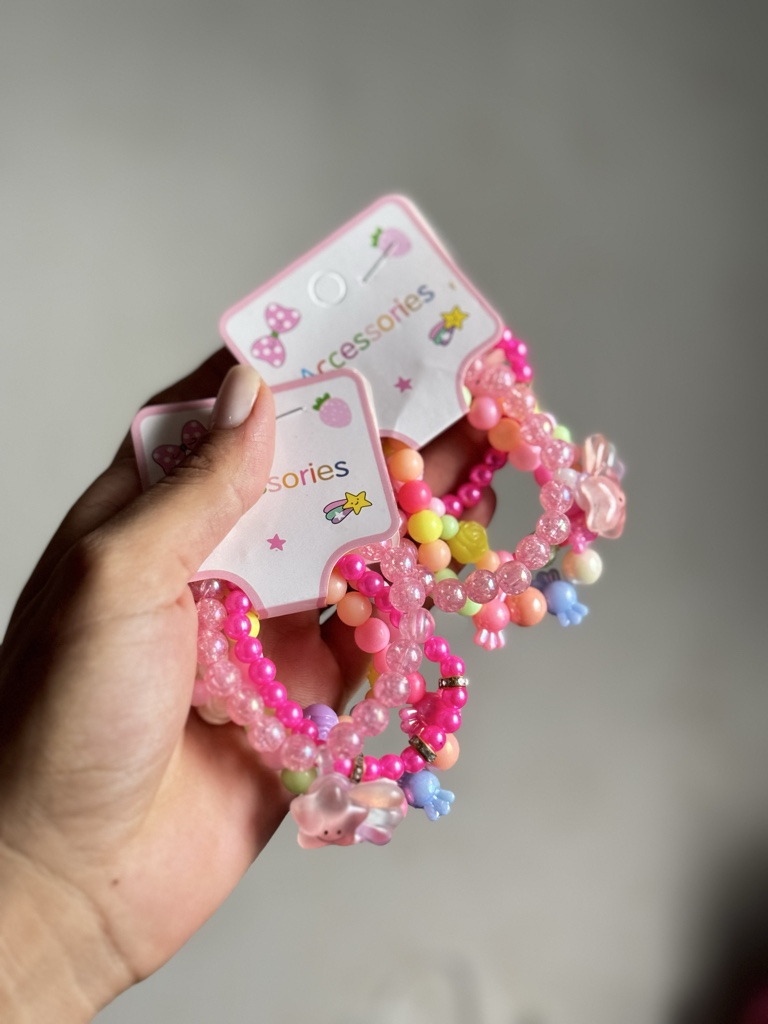 Pulseiras rosa com miçangas