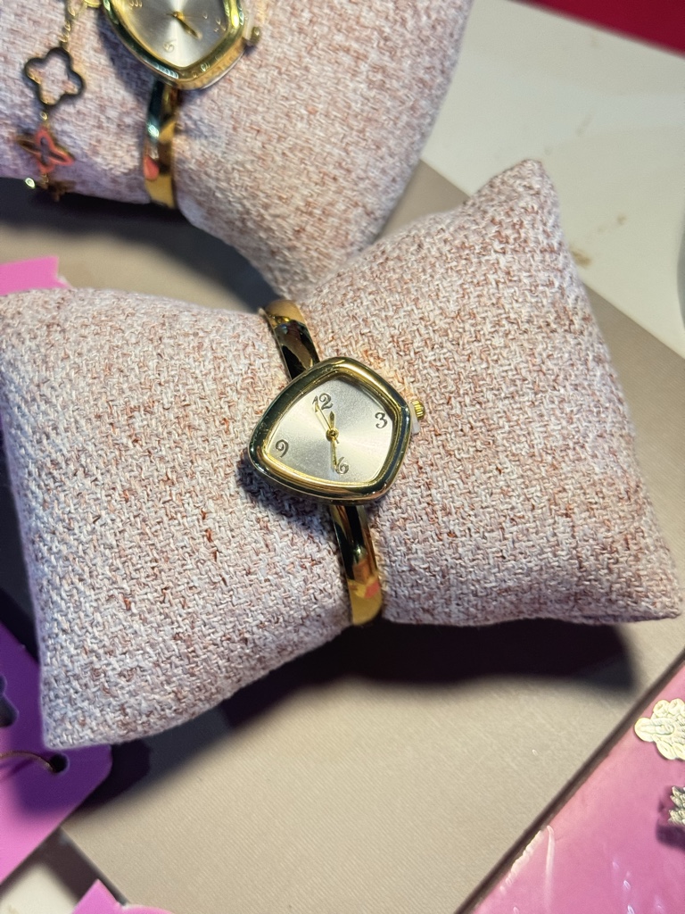 Relógio dourado feminino
