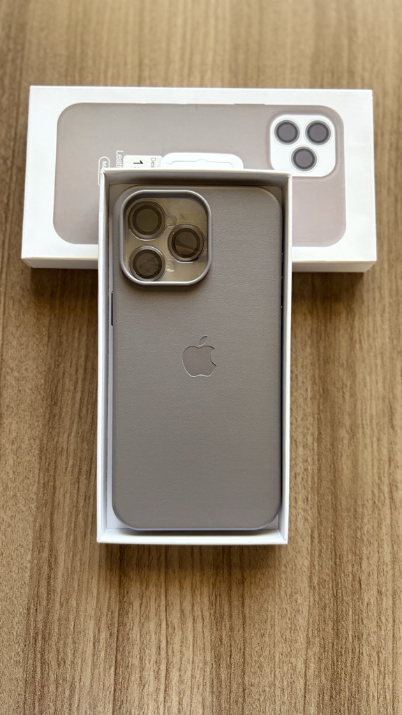 15 Pro Max Cuero gris