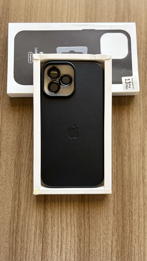 13 Pro Max Cuero negro