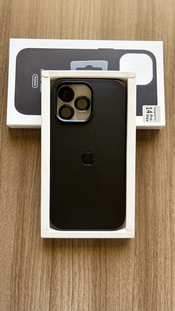 14 Pro Max Cuero negro