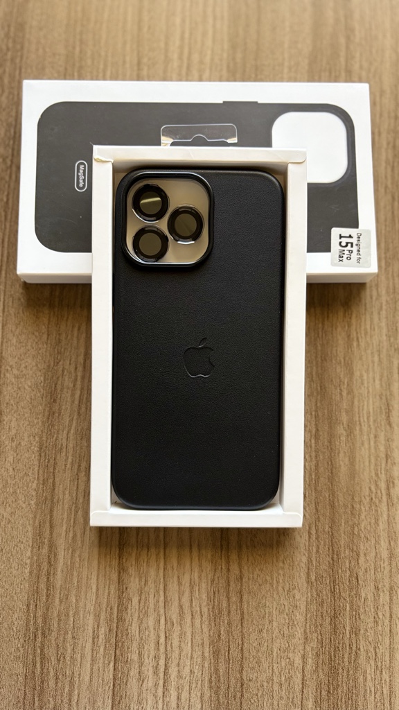 15 Pro Max Cuero negro
