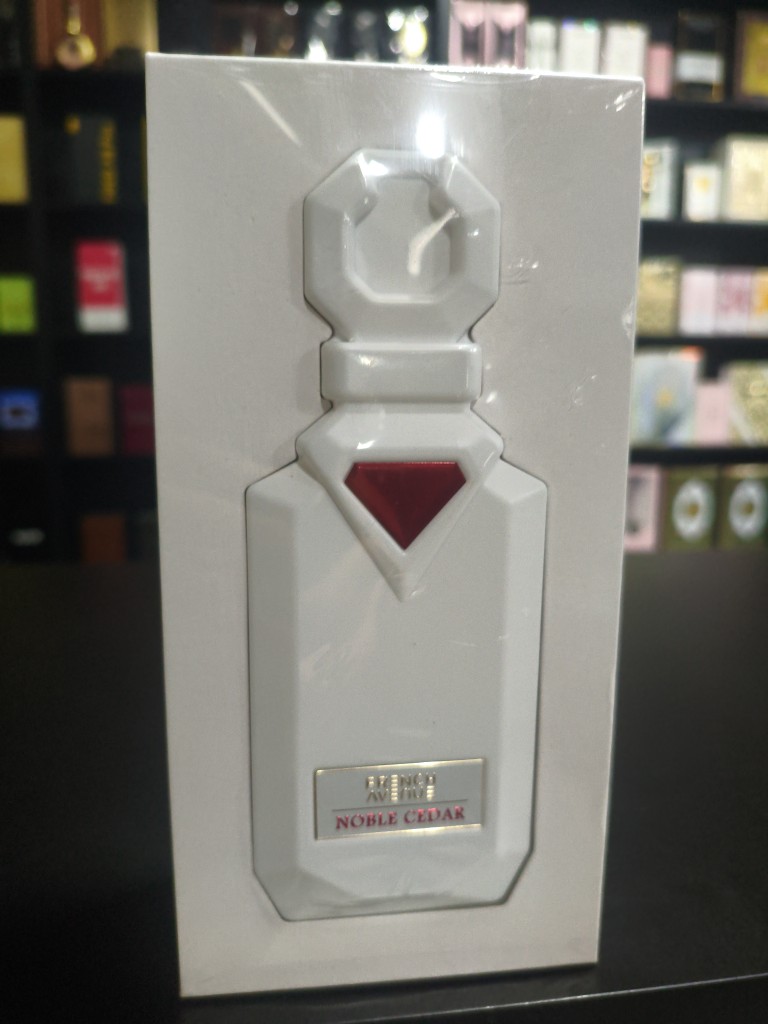 Noble Cedar perfume branco