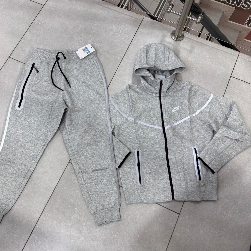 NIKE TECH REFLECTIVA