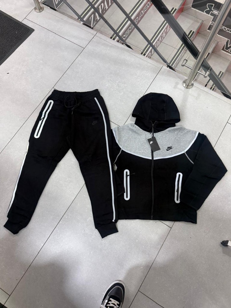 NIKE TECH 1