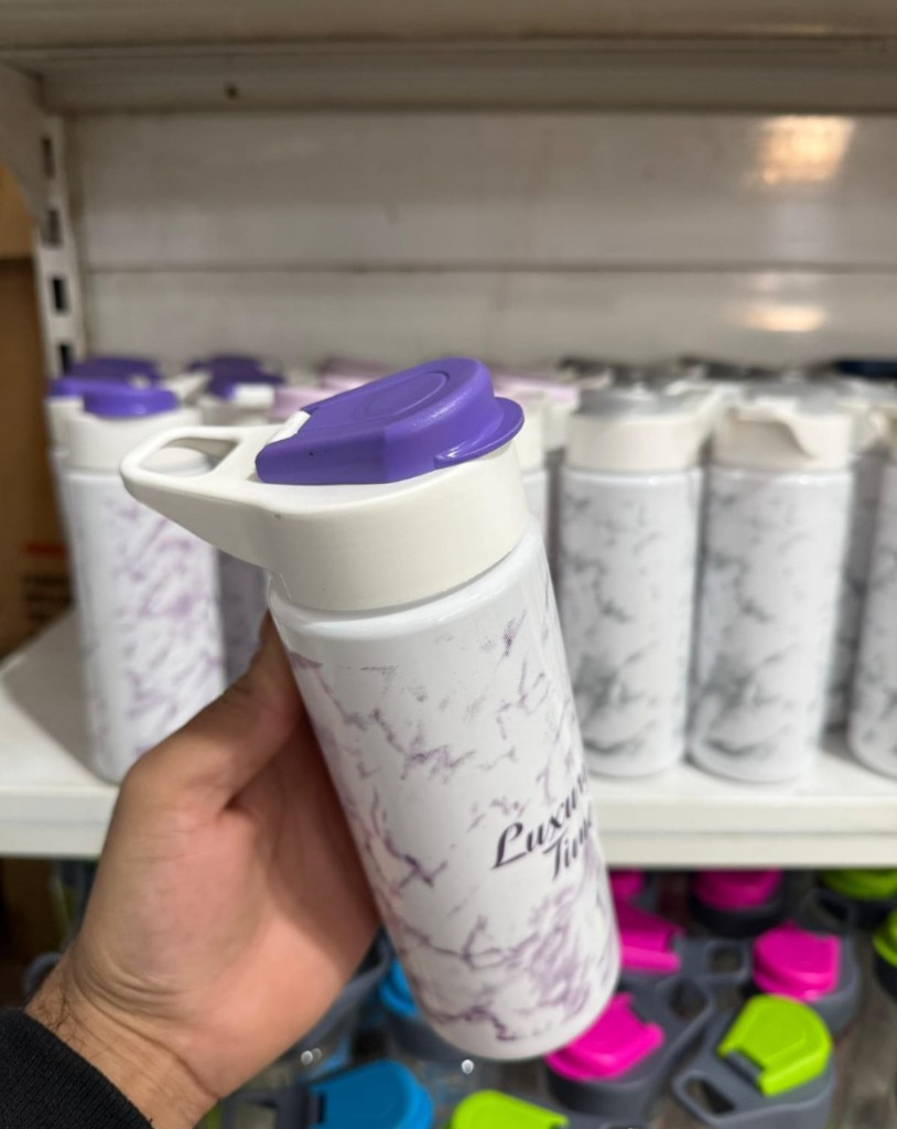 Botella con pico, plática diseño: mármol