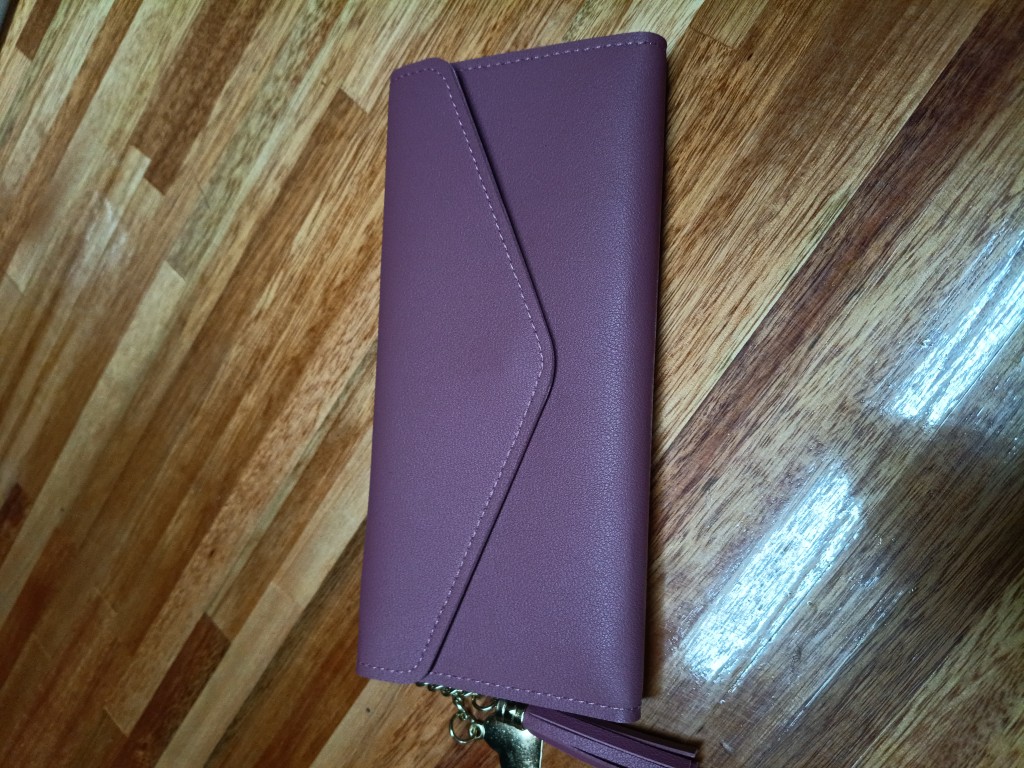 Billetera violeta con llavero