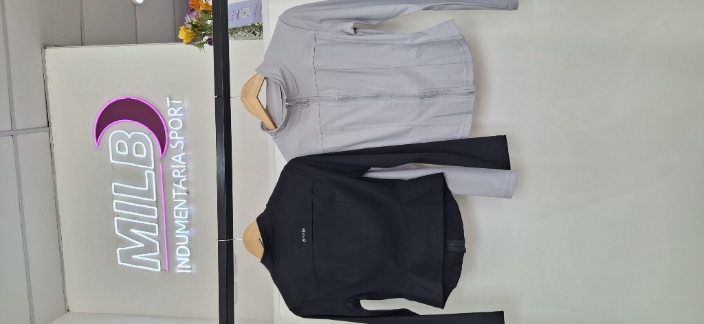 CAMPERA DEPORTIVA ENTALLADA