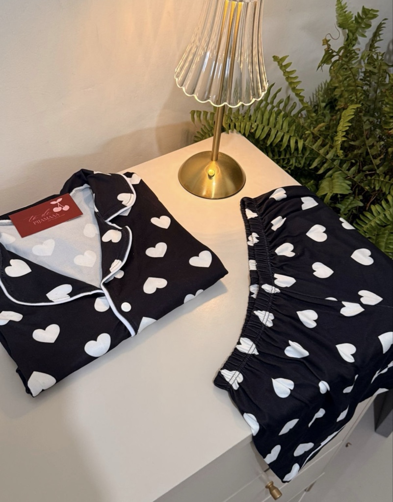 Pijama americano preto coração branco
