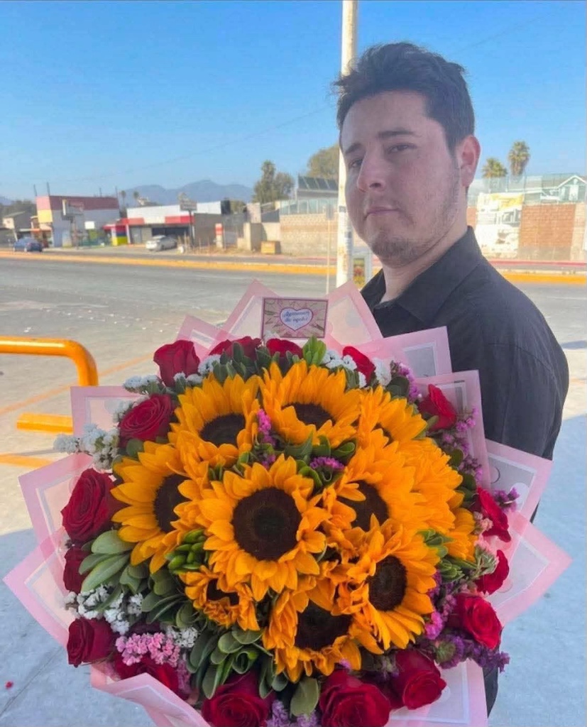 Ramo de 10  girasoles y 25 rosas