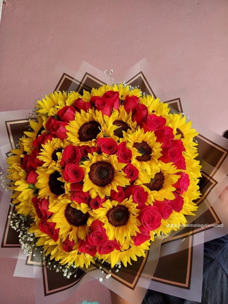 Ramo girasoles y  50 rosas rojas
