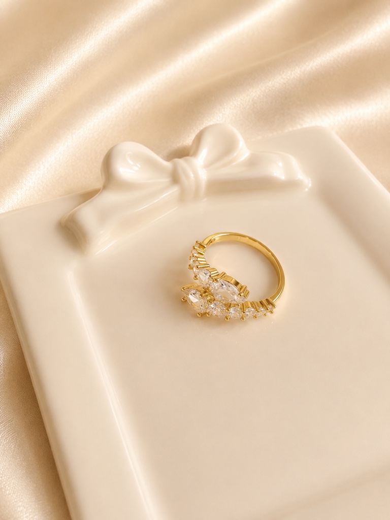 Anillo dorado con piedras ser