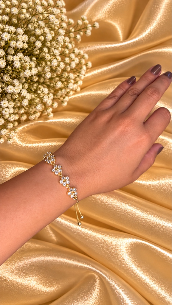 Pulsera dorada floral y estrella