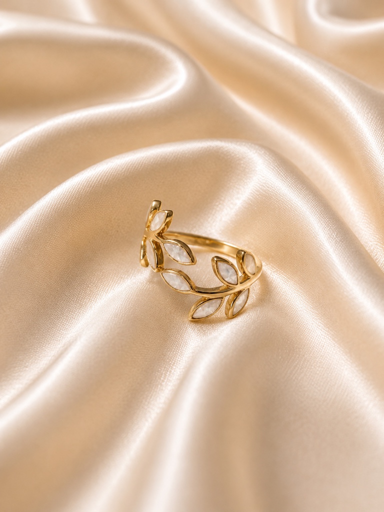Anillo dorado hojas blancas