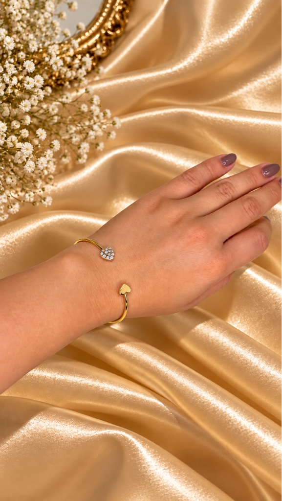Brazalete dorado de corazon