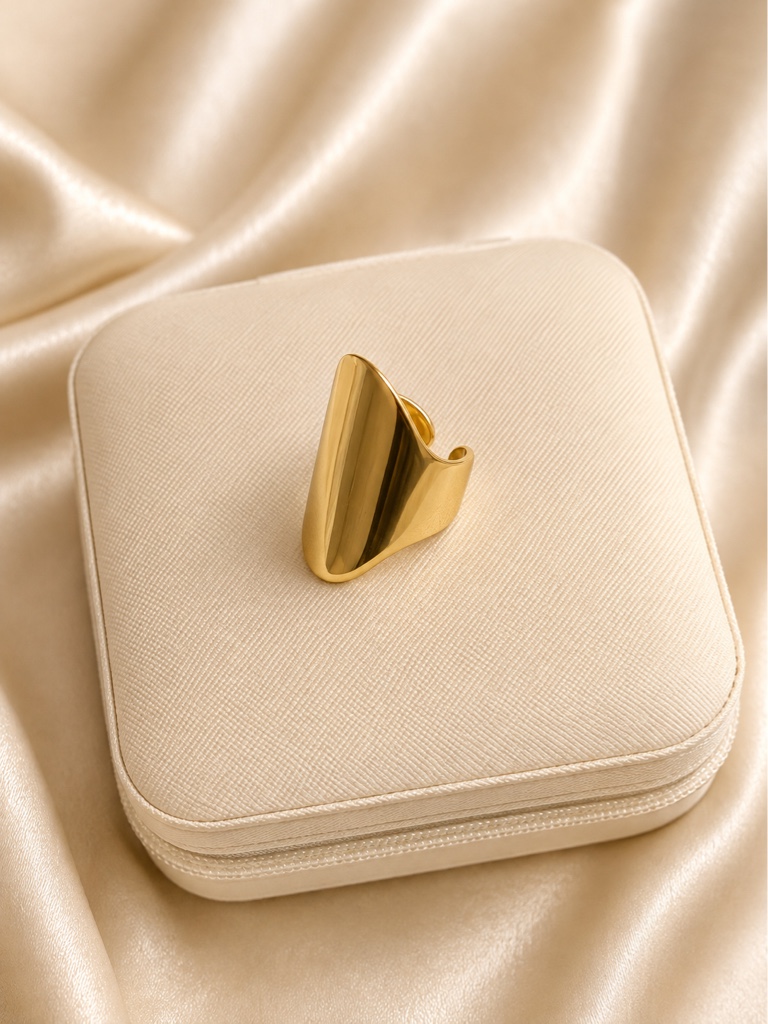 Anillo dorado elegante liso