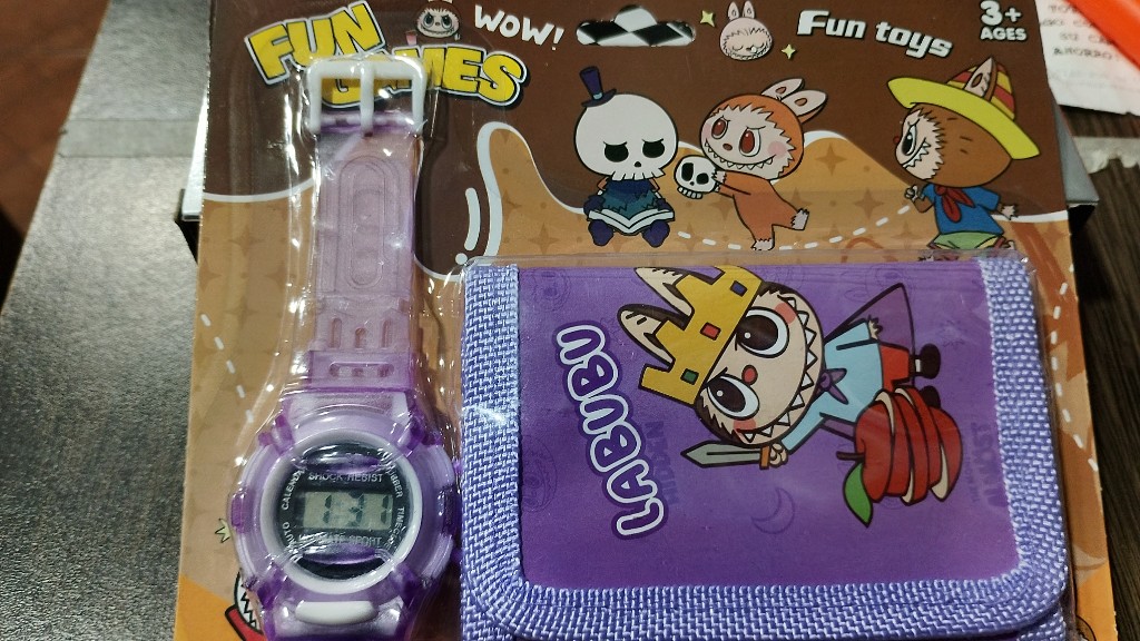 Billetera con reloj