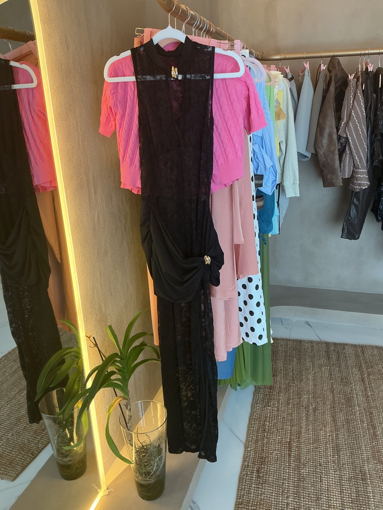 Vestido largo de noche negro con encaje y detalles dorados