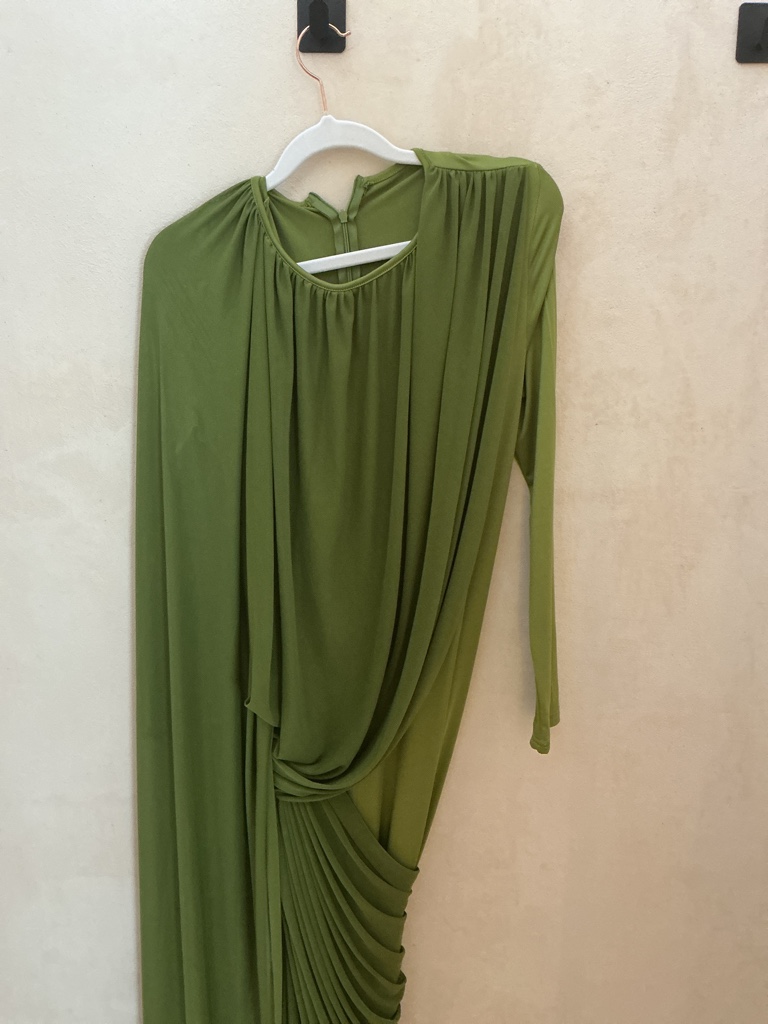 Vestido verde largo con una manga larga