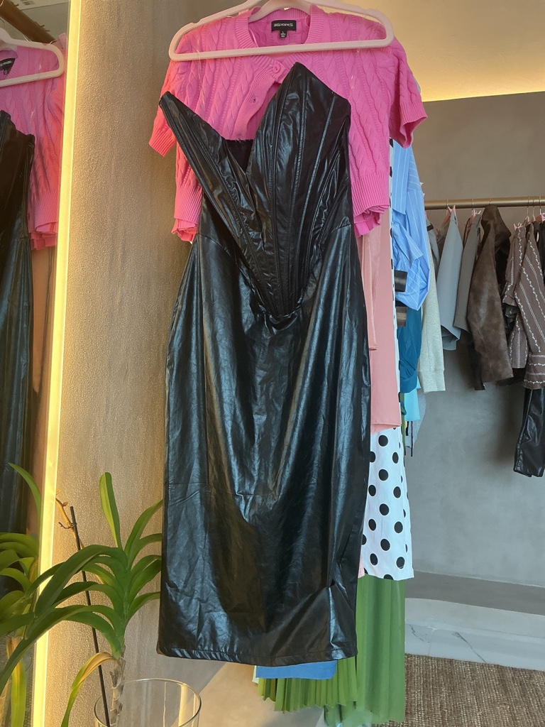 Vestido negro en cuello V vini piel